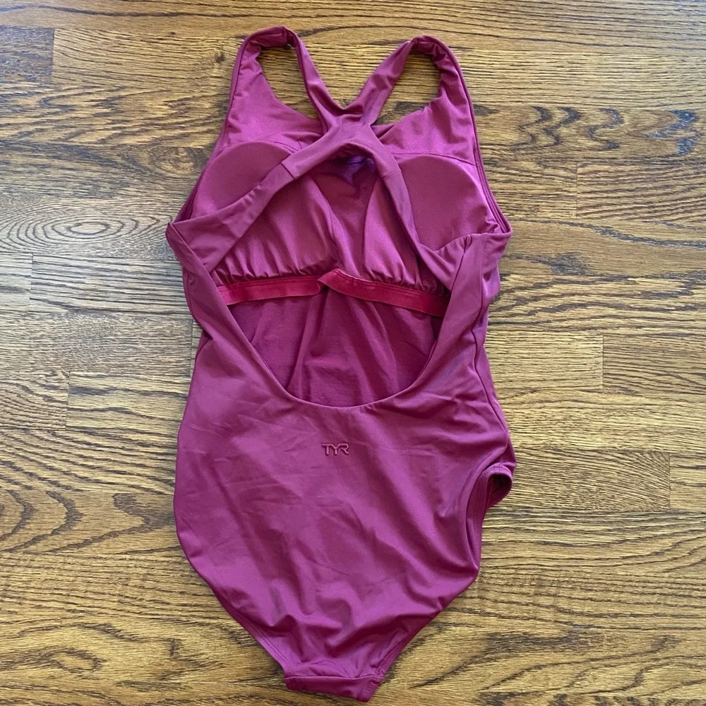 TYR Women’s High-Neck One-Piece Competition Swimsuit Size Small Sporty‎ Swim